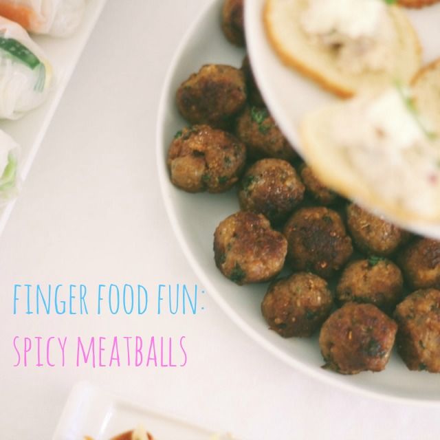 Finger food: Spicy meatballs with garlic mayo dipping sauce