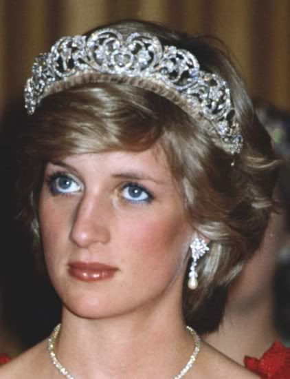 princess diana wedding tiara. Princess Diana modeling the