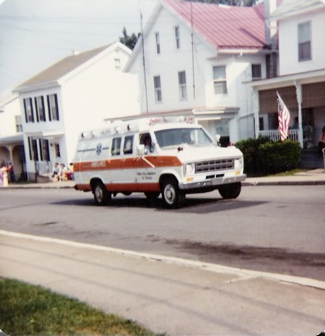 [Image: OldAmbulance13-21978EconolineVan150.jpg]