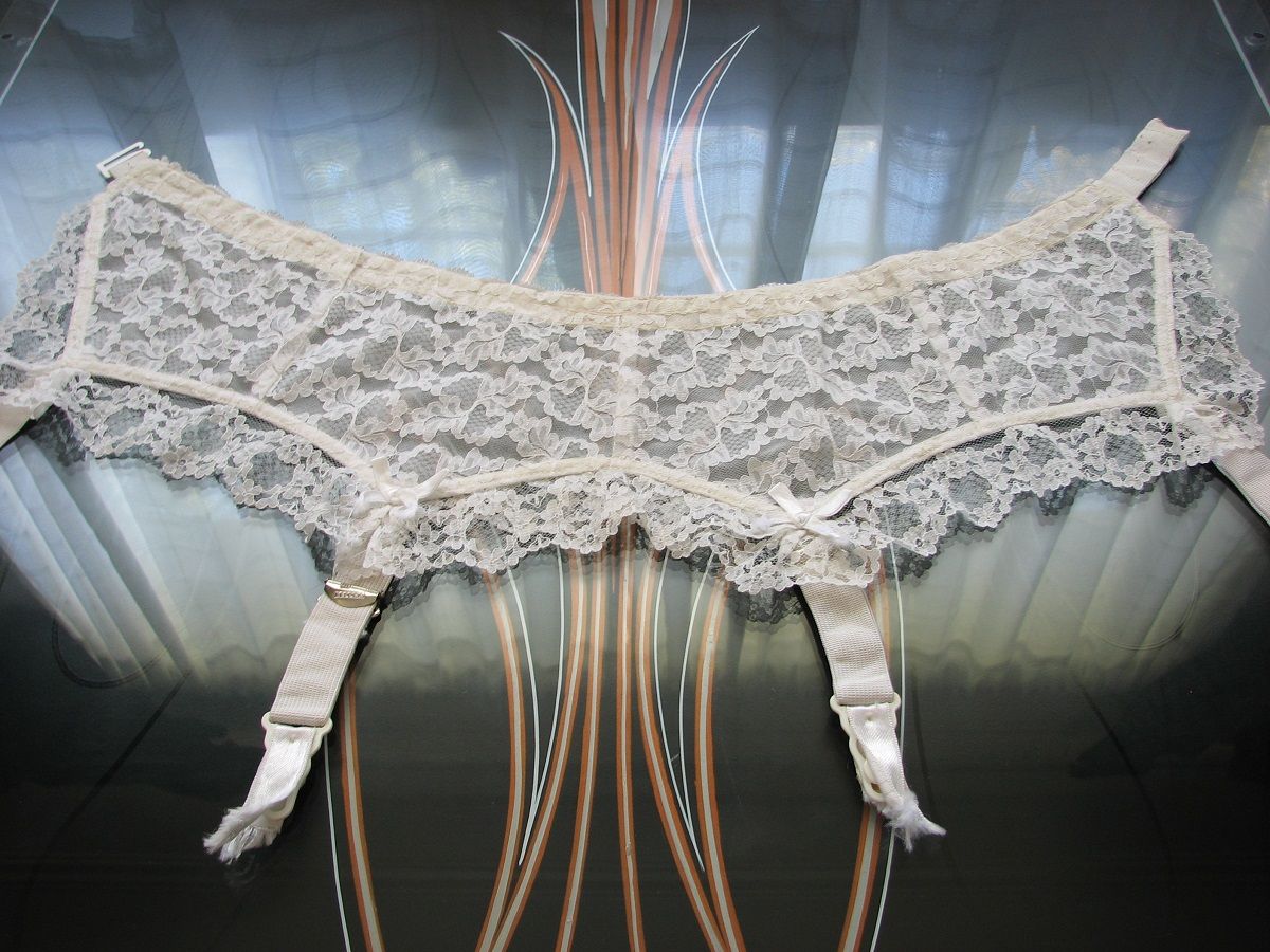 1960�s Vintage Escora White Lace Burlesque Garter Belt