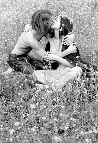 https://i25.photobucket.com/albums/c96/patisonee/hippylove.jpg