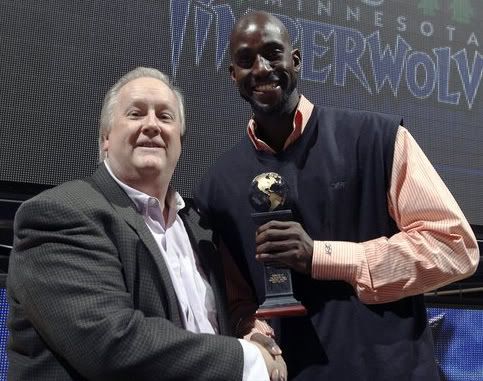 KG receives the J. Walter Kennedy Citizenship Award from Steve Aschburner of Star Tribune and also President of the Professional Basketball Writers' Association