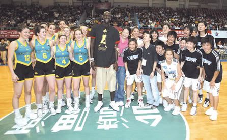 KG poses for a photo with the Taiwan team and the Australia team of the Williams Jones Cup International Basketball Tournament